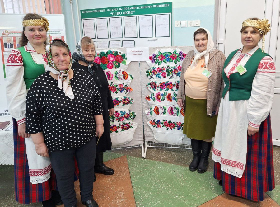     Сотрудники районного центра ткачества проголосовали досрочно