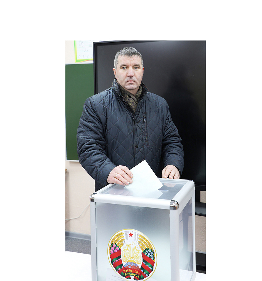     Председатель Копыльского райисполкома принял участие в досрочном голосовании на выборах Президента Республики Беларусь