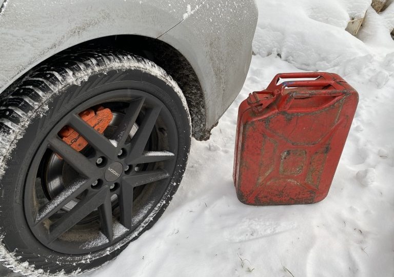 Просроченный бензин и мертвый аккумулятор: сколько «живут» технические жидкости и расходники в автомобиле?