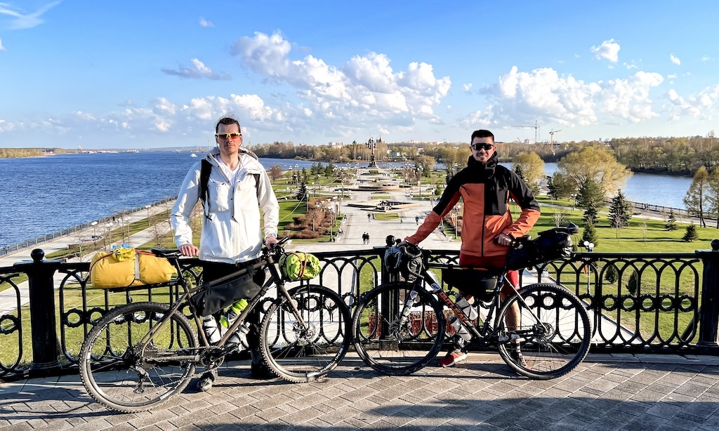 В апреле 2024 года Константин (справа) проехал со своим другом Михаилом 750 км из Казани до Ярославля. Фото из архива героя.