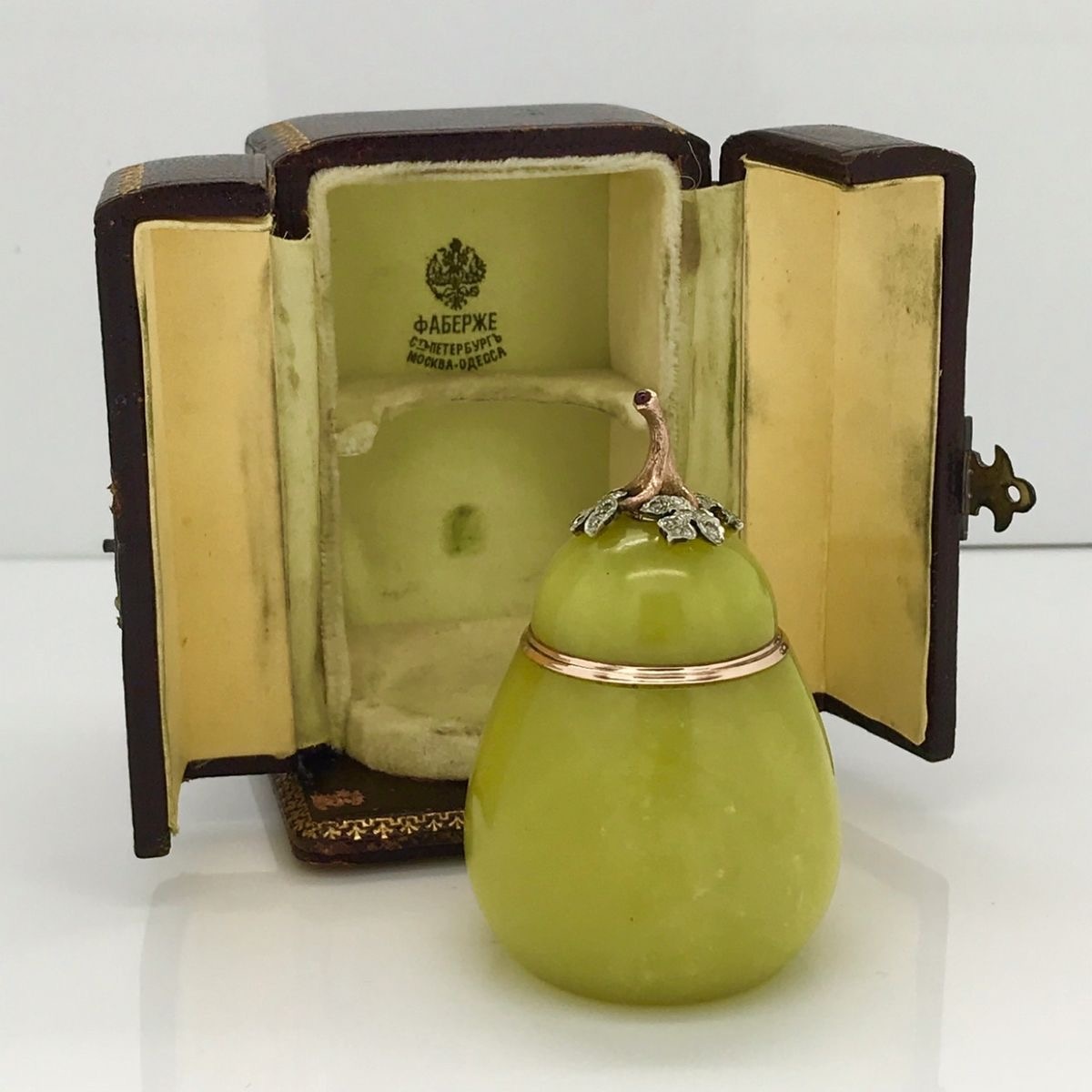 Бутылочка с крышкой для клея в виде груши из нефрита. Золото, бриллианты. Мастер- Михаил Перхин.