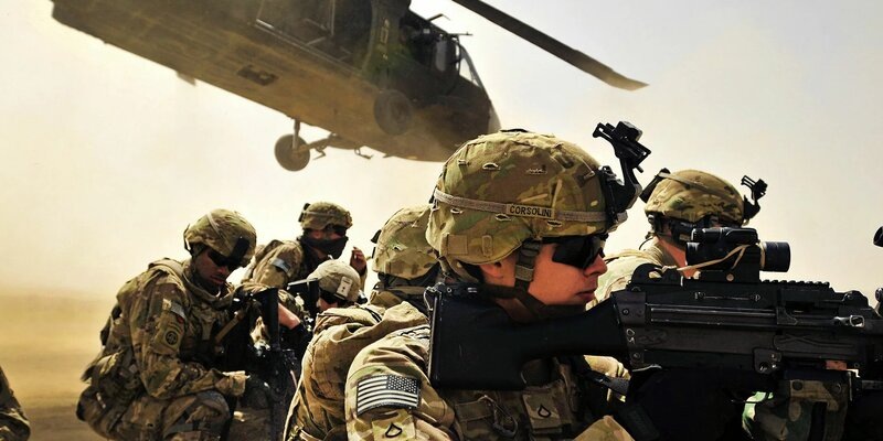 Военные и вертолёт.  фото: критнки яндекс.  