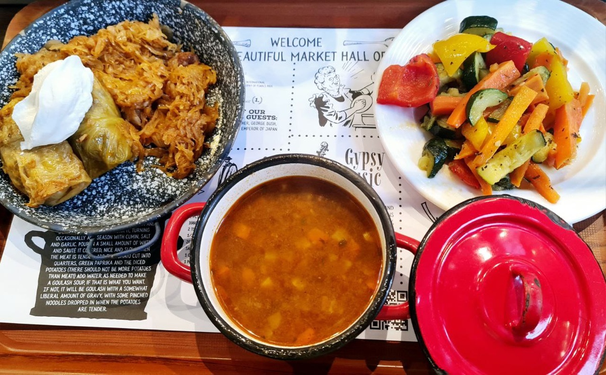 Суп Гуляш в ресторане Будапешта, Венгрия декабрь 2024