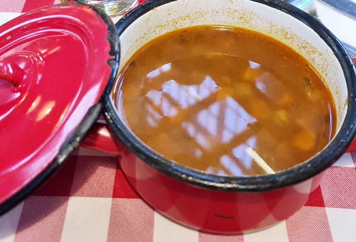 Суп часто подают в раритетной кастрюльке