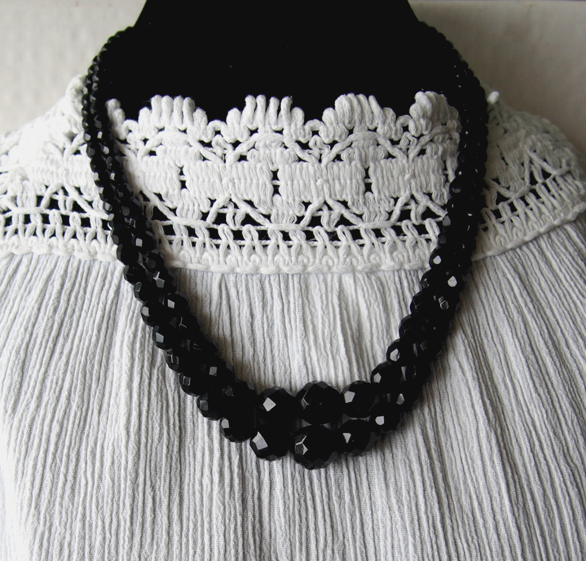 Все фотографии из архива автора. Бусы из угольного стекла, Чехословакия, 50-е годы