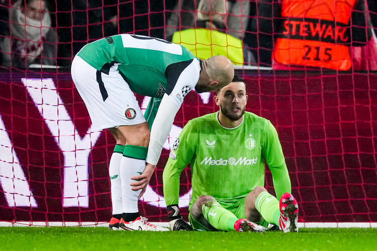    Защитник Гернот Траунер (слева) и вратарь Джанстин Бейло / фото: IMAGO, globallookpress.com