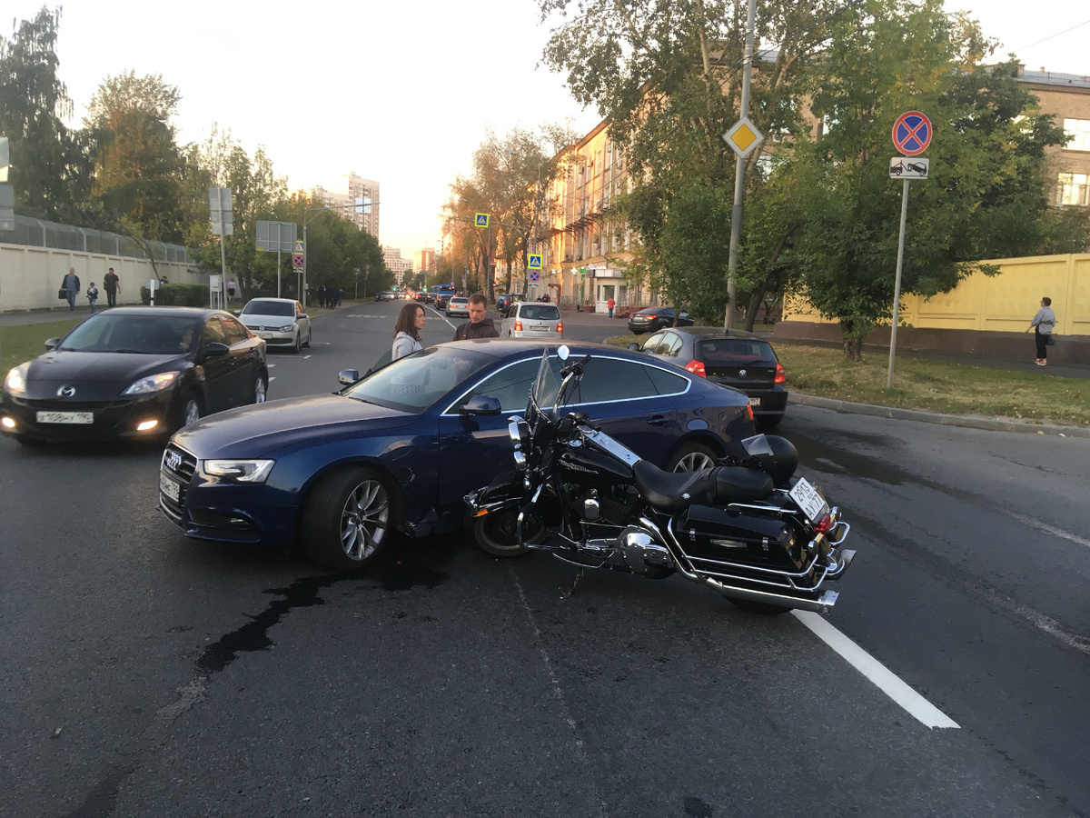Роуд кинг жалко: согнулись оба пера, тормозой диск, колёсный диск, замялось крыло. 