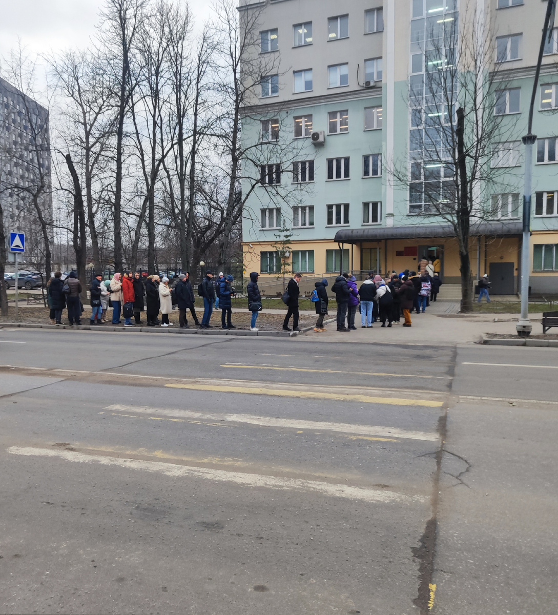 Очередь на вход в один из районных судов г. Москвы. Февраль 2025 года. Фото автора 