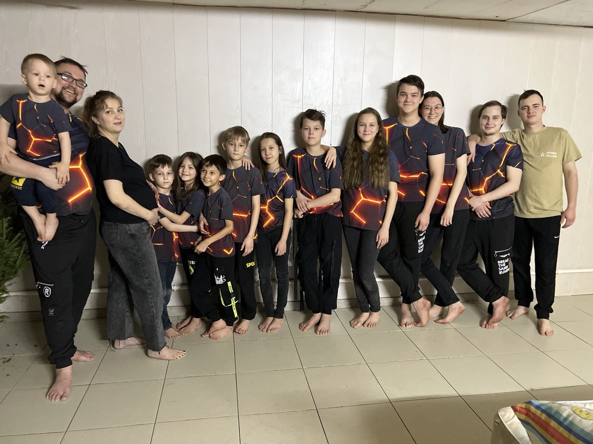 Слева направо: на ручках Кирьян, в пузе Марьяна, Архип, Мия, Тимур (племяш подопечный), Игнат, Лида (племяшка), Захар, Есения, Яша, Ярослава, Светозар (бабушка-русовед нарекла, и он оч даже доволен вопреки моим опасениям)) и Ян. Фото   30 декабря 2022. На след день Марьяшик уже родилась. А на след год наша семья нежданно пополнилась ещё двумя детьми 🤕🤗 Но это отдельная история, точнее, истории. На всех и книги не хватит..