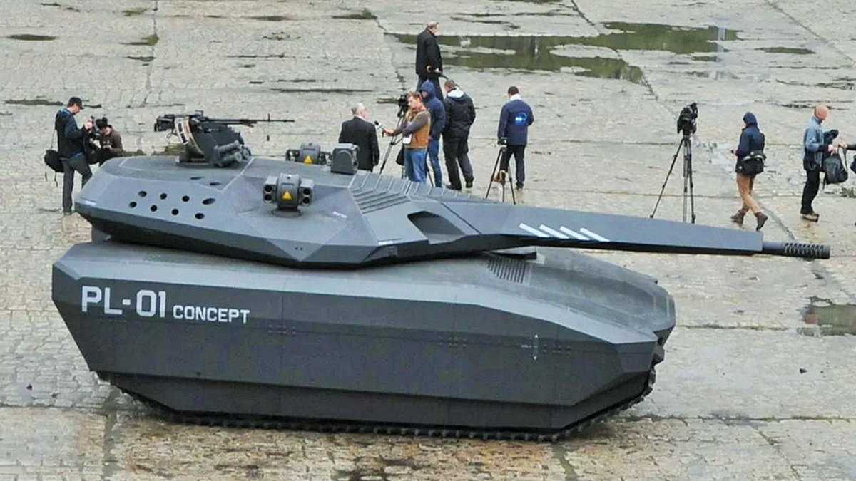  На фотографии: Стелс-танк PL-01 на Международной выставке оборонной промышленности в Кельце. 2 сентября 2013 года.