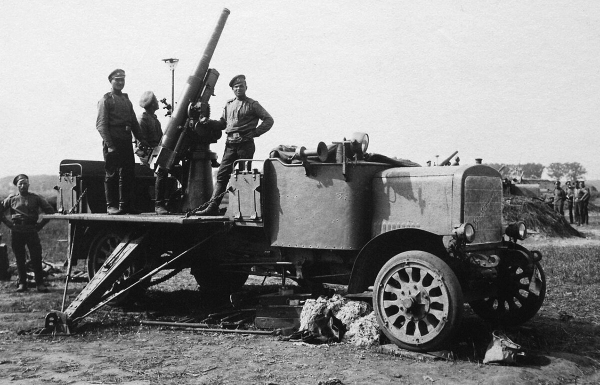 Зенитный бронеавтомобиль Руссо-Балт тип Т собственной персоной, ещё без кабины (опытный образец). Фотография в свободном доступе.