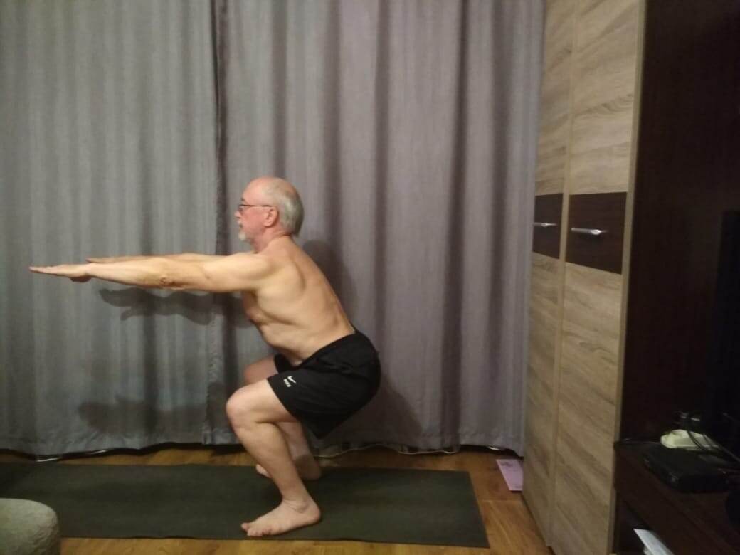 Фото старенькое, ненавижу фотографироваться. Руки вперёд, чтобы не уводить колени далеко за носки и не травмировать их.