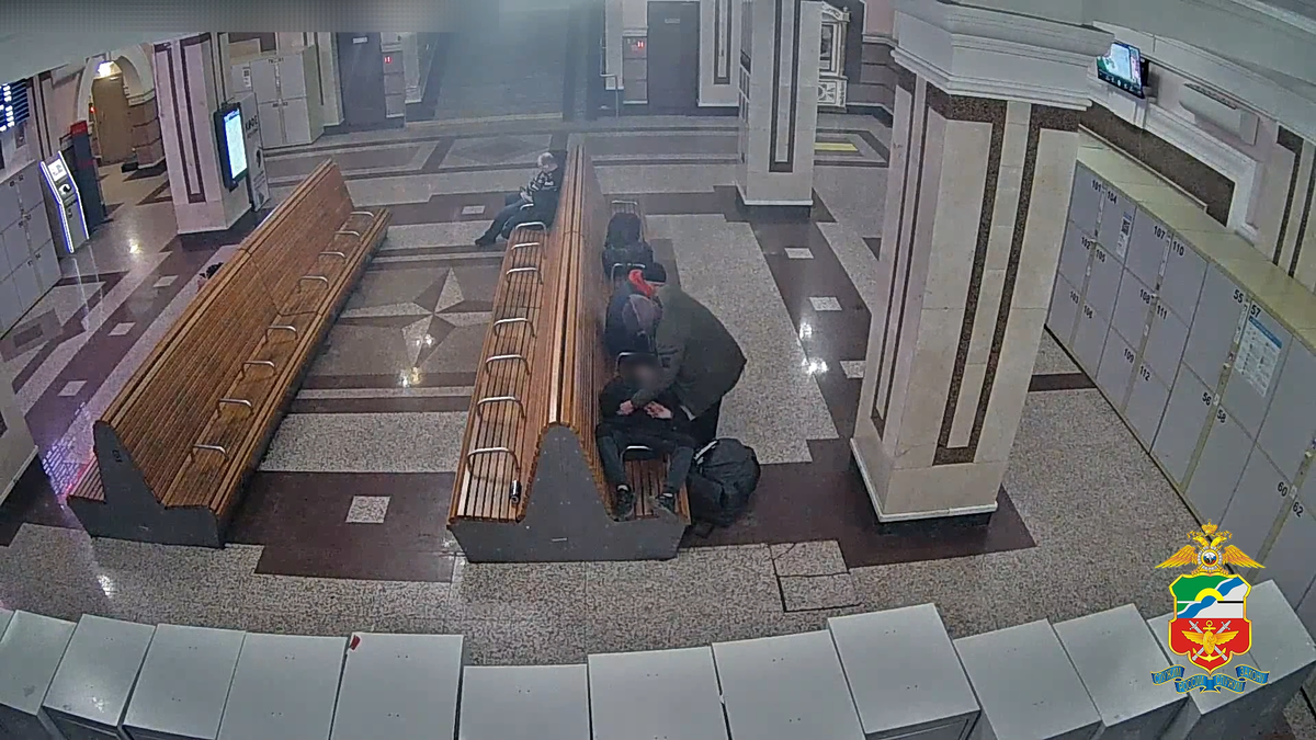     Житель Забайкалья ограбил спящего мужчину на вокзале в Красноярске