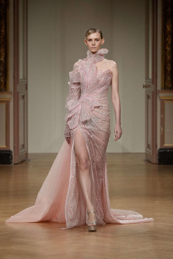 Haute Couture весна-лето 2025 от Ziad Nakad на Неделе высокой моды в Париже SS25 (27 января 2025 г.).