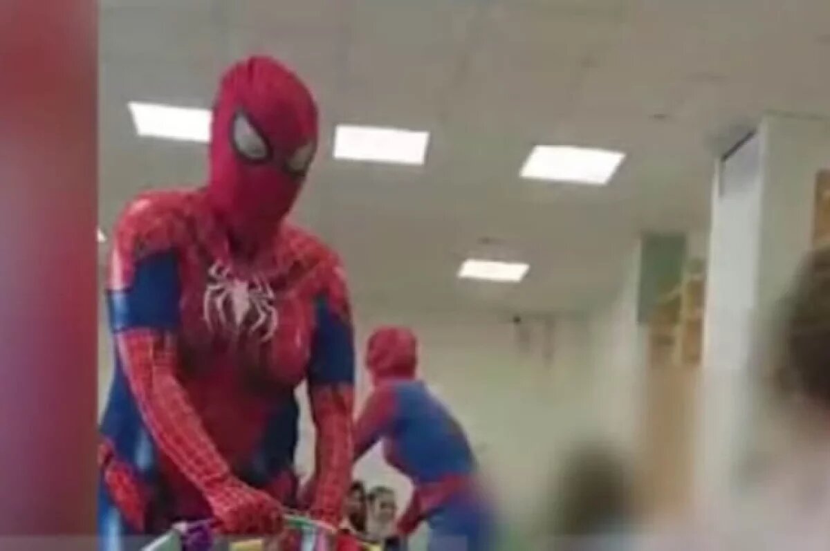    Родителей в Краснодаре возмутили воспитательницы в костюмах Человека-паука