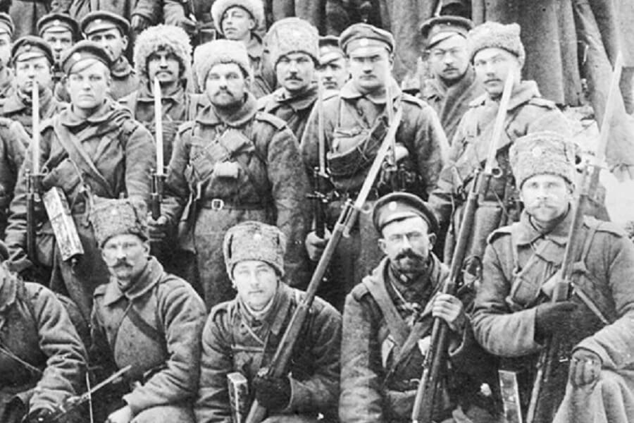 Русские солдаты с японскими винтовками.