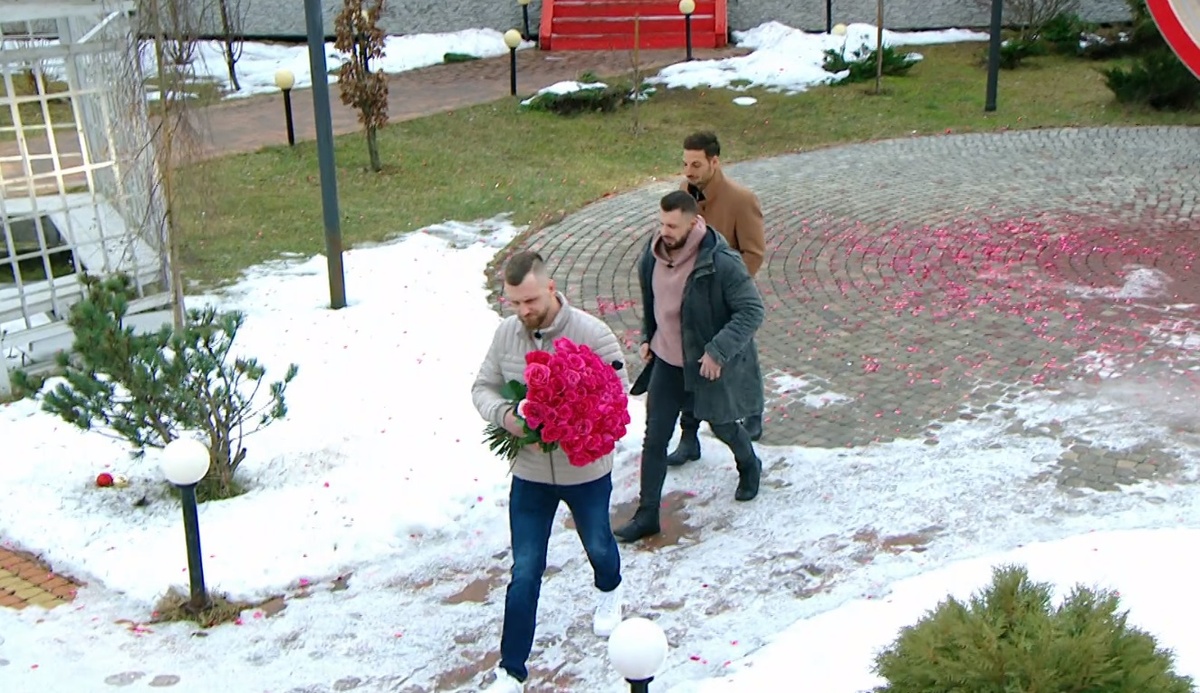 приход парней (фото из эфира на «Okko»)