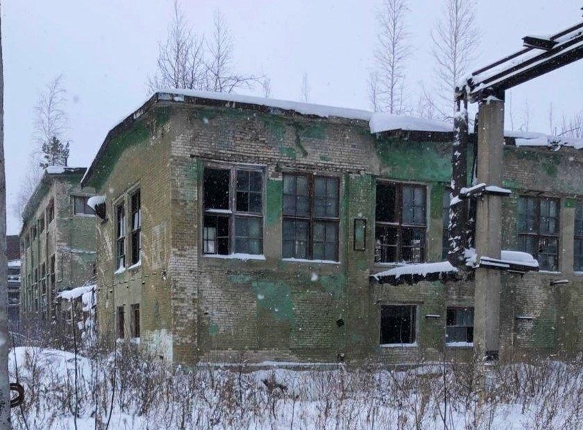    Десятки колбочек с химическими веществами были расставлены на полках и на полу