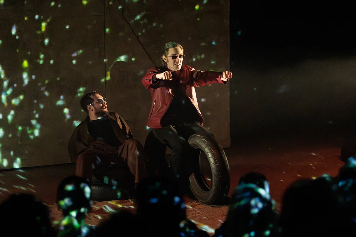    Сцена из спектакля «Каин». Фото: «Республика» / Михаил Никитин