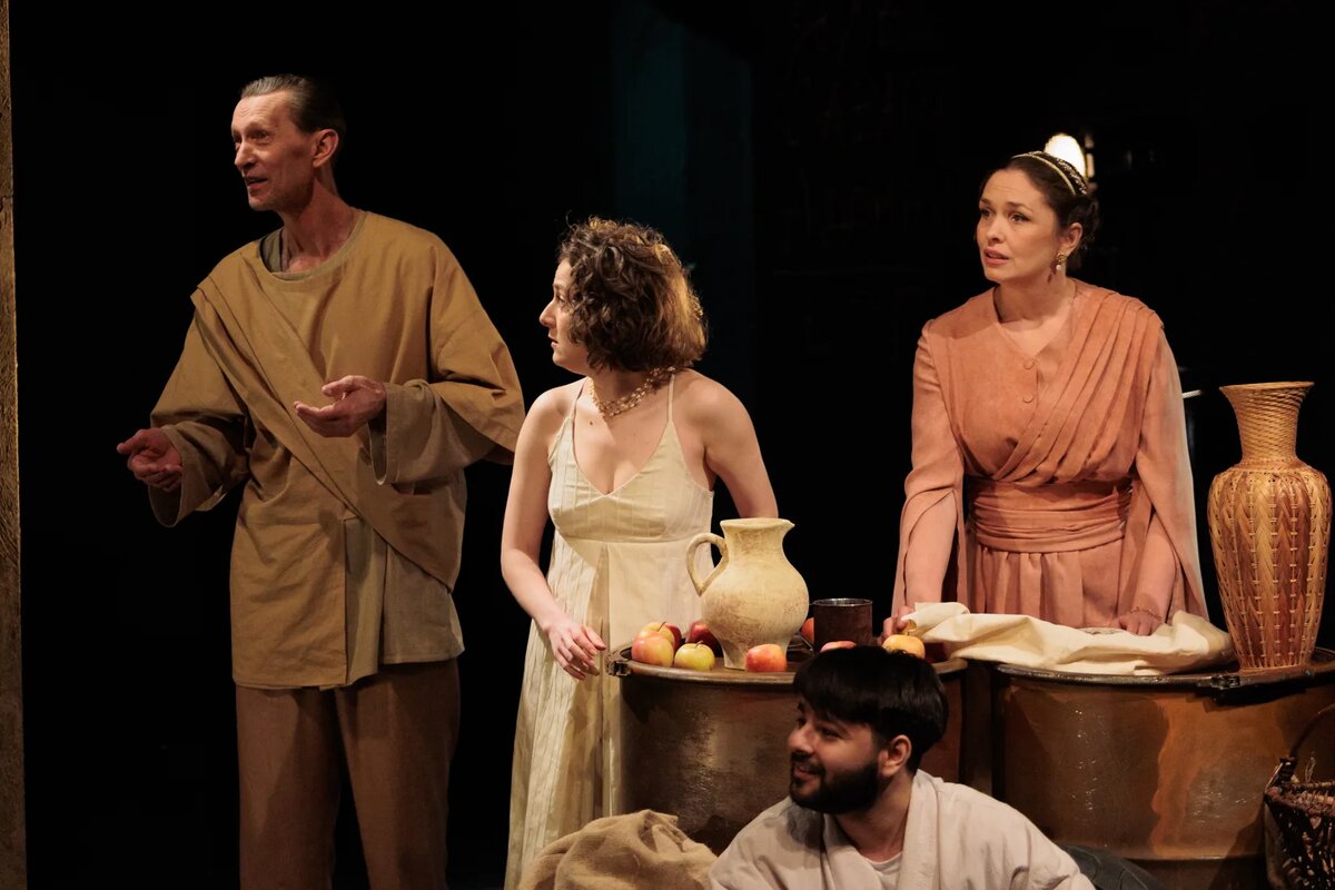    Адам, Ева, Ада и Авель. Сцена из спектакля «Каин». Фото: «Республика» / Михаил Никитин