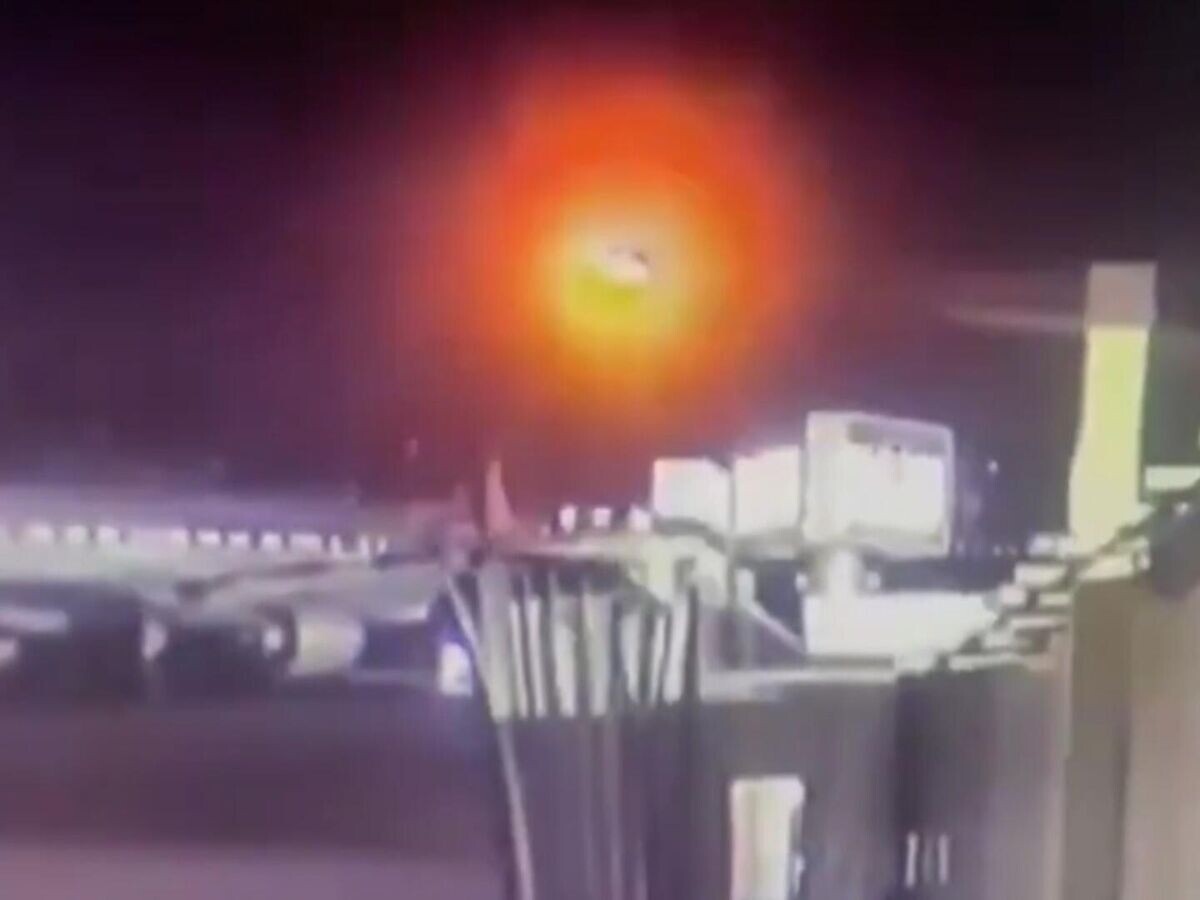    Огненный шар в небе: момент столкновения самолета и вертолета© Viral Press