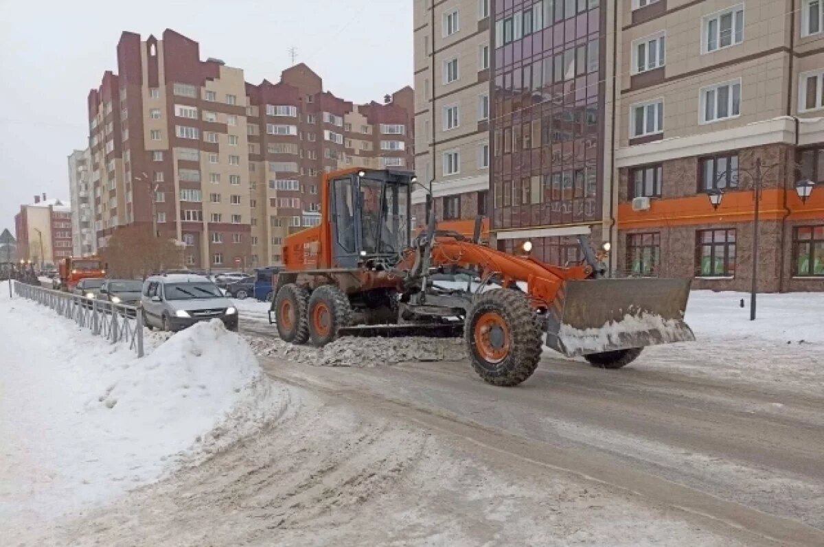    Снегоуборочная техника работает и днем, и ночью.