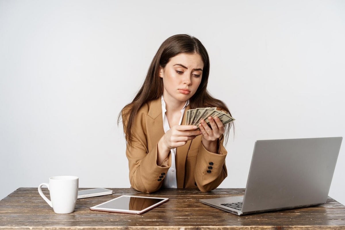 Фото: Freepik / benzoix
https://ru.freepik.com/free-photo/sad-businesswoman-counting-money-office-with-upset-disappointed-face-low-income-posing-against-wh_22659967.htm#fromView=image_search_similar&page=1&position=0&uuid=ea6cd2f2-42cd-43ae-8cdb-5f96036b3d67&new_detail=true