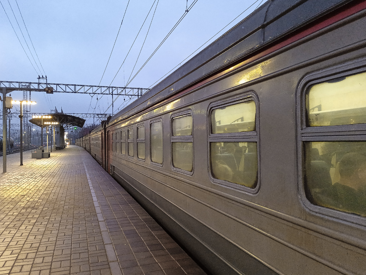 ЭД4М-0374 отправляется в рейс до станции Куровская. Не знаю почему, но как-то в последний год сдружилась именно с ней, и даже с утра ообрадовалась, ибо давно она мне не попадалась, чотбы отвезти меня туда, куда мне необходимо.