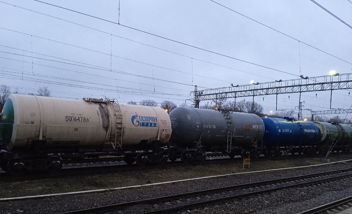 Цистерны грустят в сторонке в ожидании отправления по пунктам назначения.
