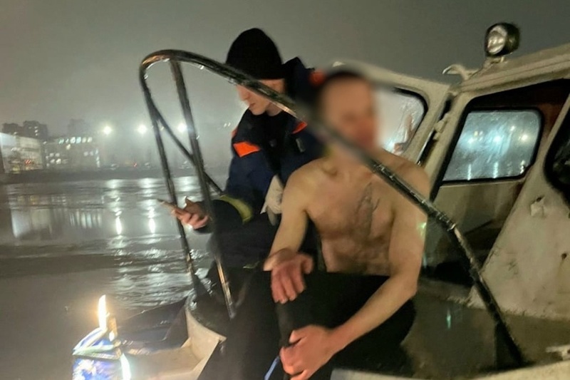    Происшествие случилось 29 января около 19:30 в районе улицы Набережной. Очевидцы вызвали спасателей.