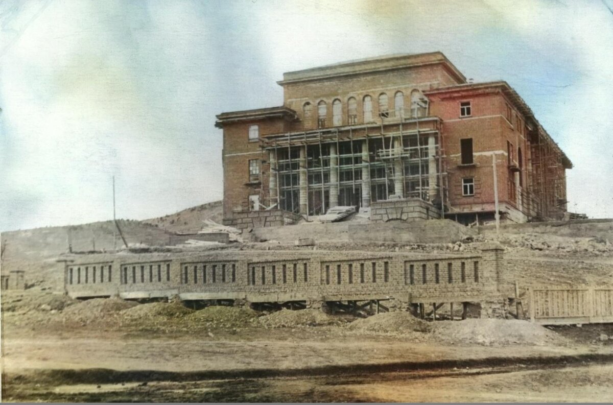 В далеком 1956-м в городе началось строительство Дворца культуры металлургов, который  и поныне является главным культурным центром земли Петровской, со временем поменяв  название - теперь он Дворец культуры и спорта