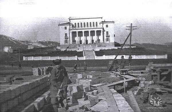 А этот дом был построен двумя годами позже. Многие годы в этом административном здании размещался горком партии, сейчас - администрация Петровского округа