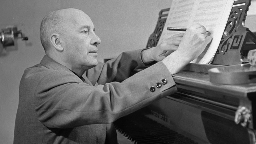     «Моё творчество я навсегда посвятил молодости. Я без преувеличения могу сказать, что, когда я пишу новую песню или иное музыкальное произведение, я его мысленно всегда адресую нашей молодёжи», — говорил Исаак Дунаевский РИА Новости