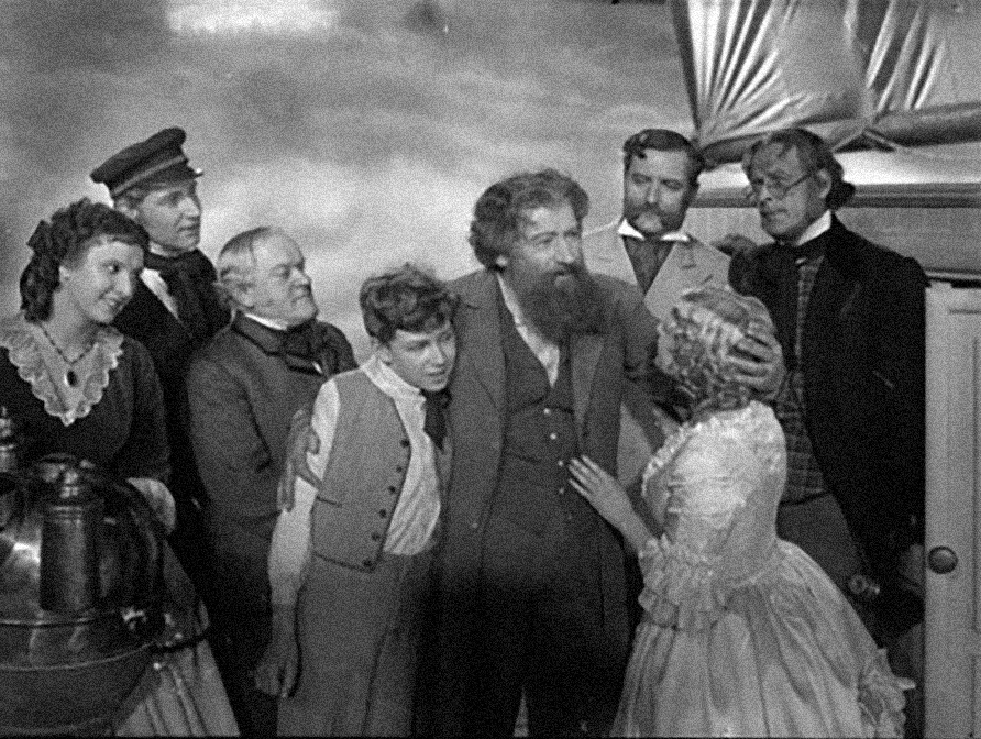    В 1910 году семья Дунаевских из Полтавской области переехала в Харьков, где Исаак окончил гимназию и музучилище. Затем он поступил на юридический факультет, однако вскоре решил полностью посвятить себя музыке / Legion-Media / Кадр из фильма «Дети капитана Гранта» (1936)