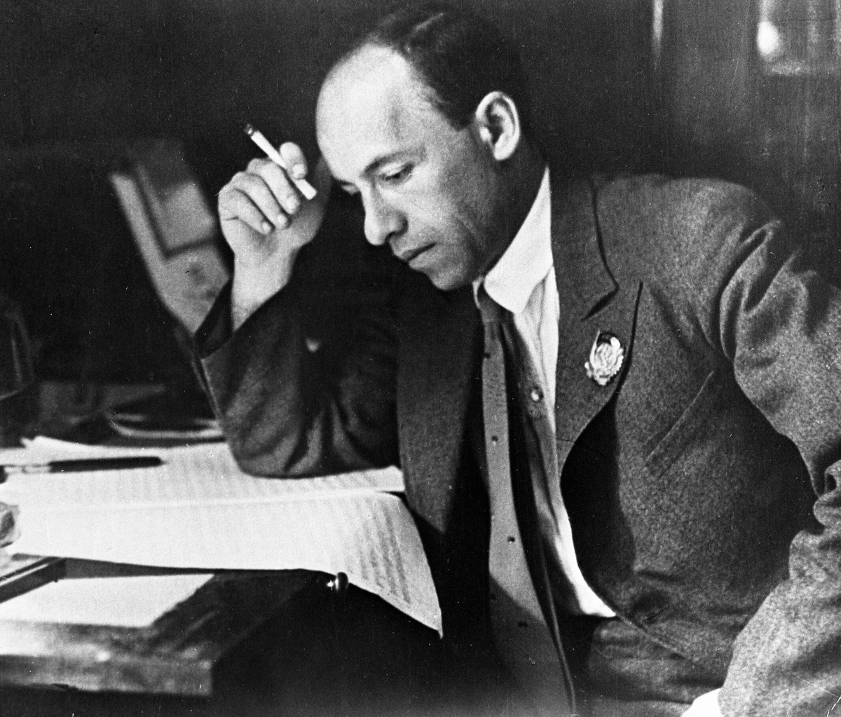    В 1919 году Дунаевский окончил Харьковскую консерваторию, годом позже присоединился к оркестру Харьковского русского драматического театра — сначала как скрипач, а затем как дирижёр. В качестве композитора он дебютировал с музыкой к спектаклю «Женитьба Фигаро» / РИА Новости