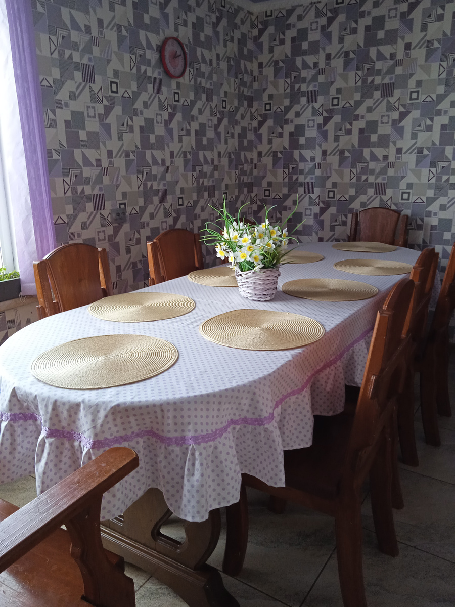 Скатерть на наш большой стол сшита на марафоне у Венеры