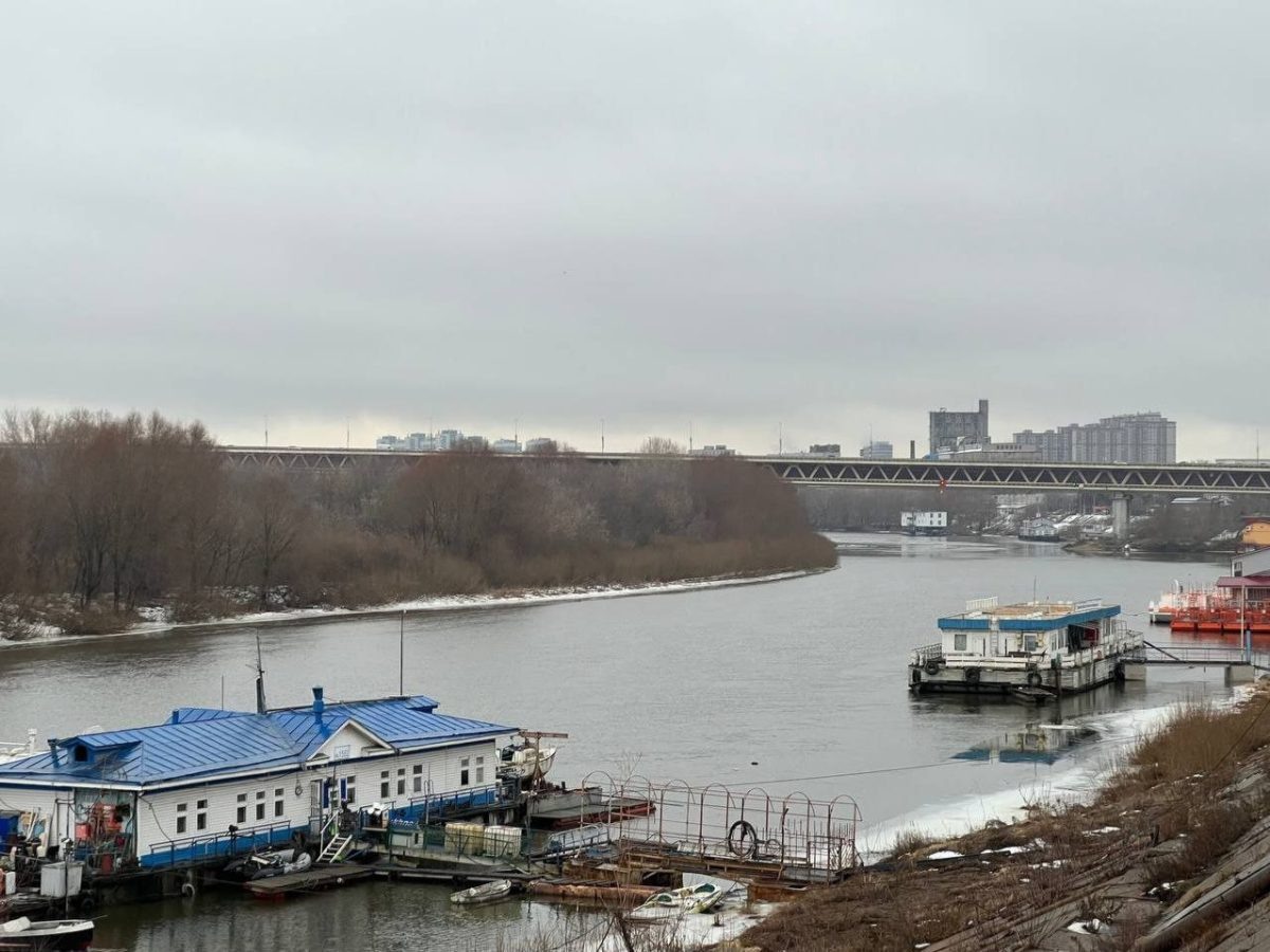    Из-за потепления река Ока вскрылась ото льда