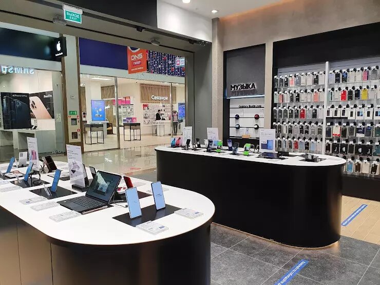 Внутри все выглядит солидно: фирменные гаджеты, логотипы, консультанты… А вот признает ли «Самсунг» свою связь с этими товарами – вопрос открытый!