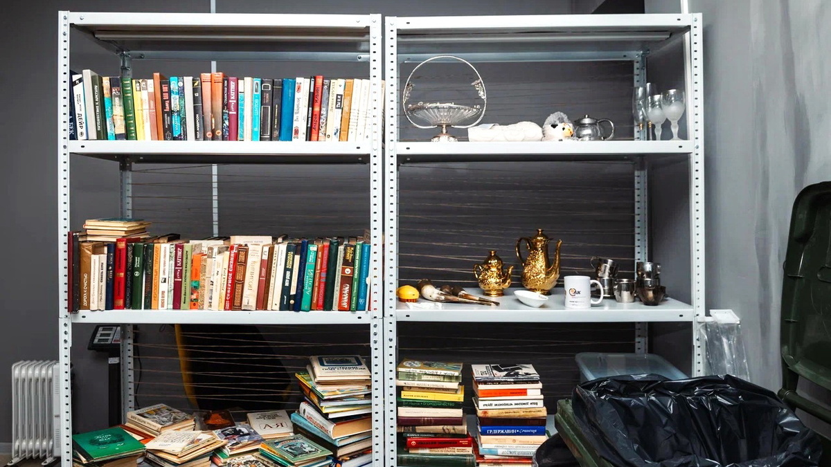    В пункт приёма вторсырья в Белом Яру сдали библию XIX века