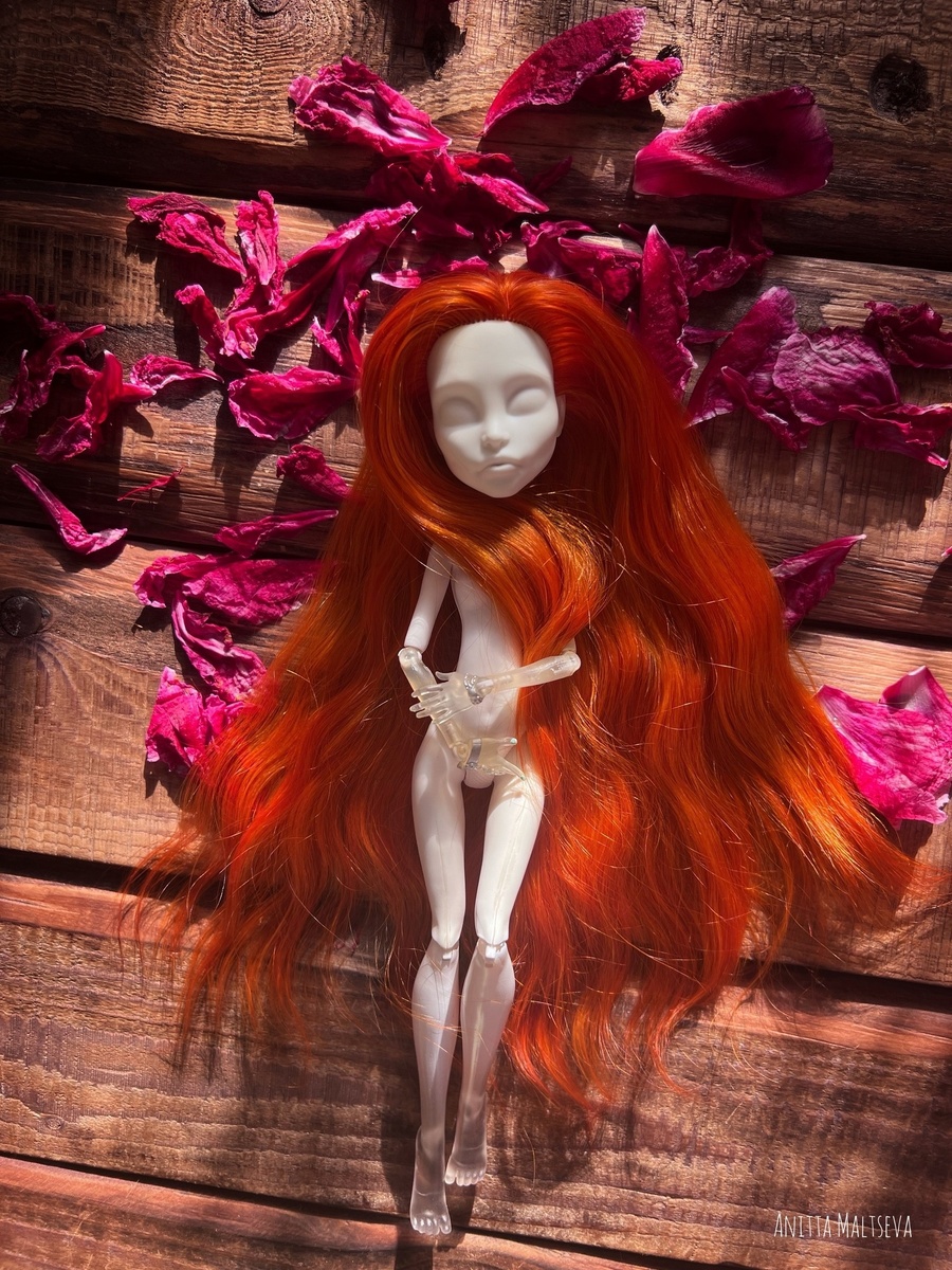 Красивое сочетание рыжих волос и белого скинтона тела куклы