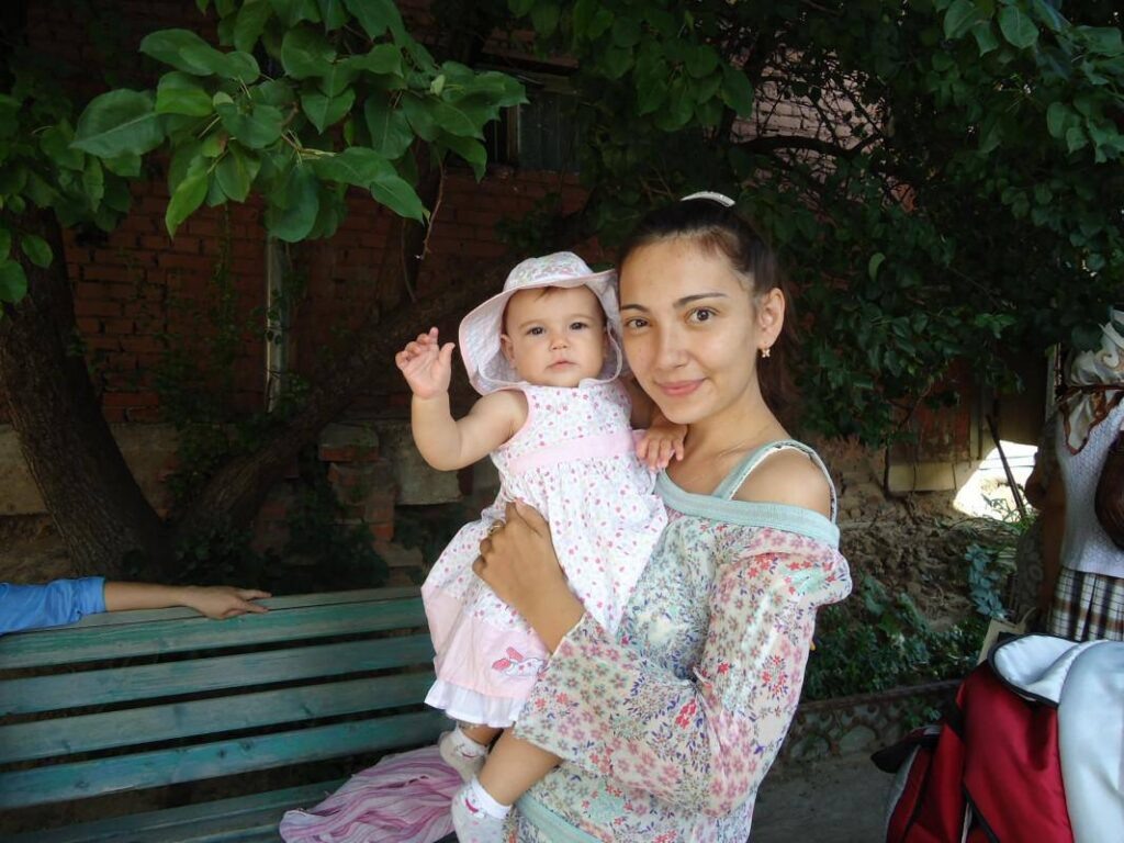 Мы с моей дочкой в начале нашего пути, более 10 лет назад