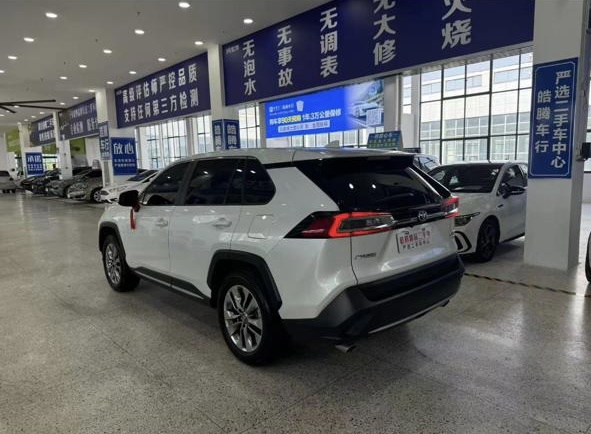 2. Фото автомобиля на площадке 