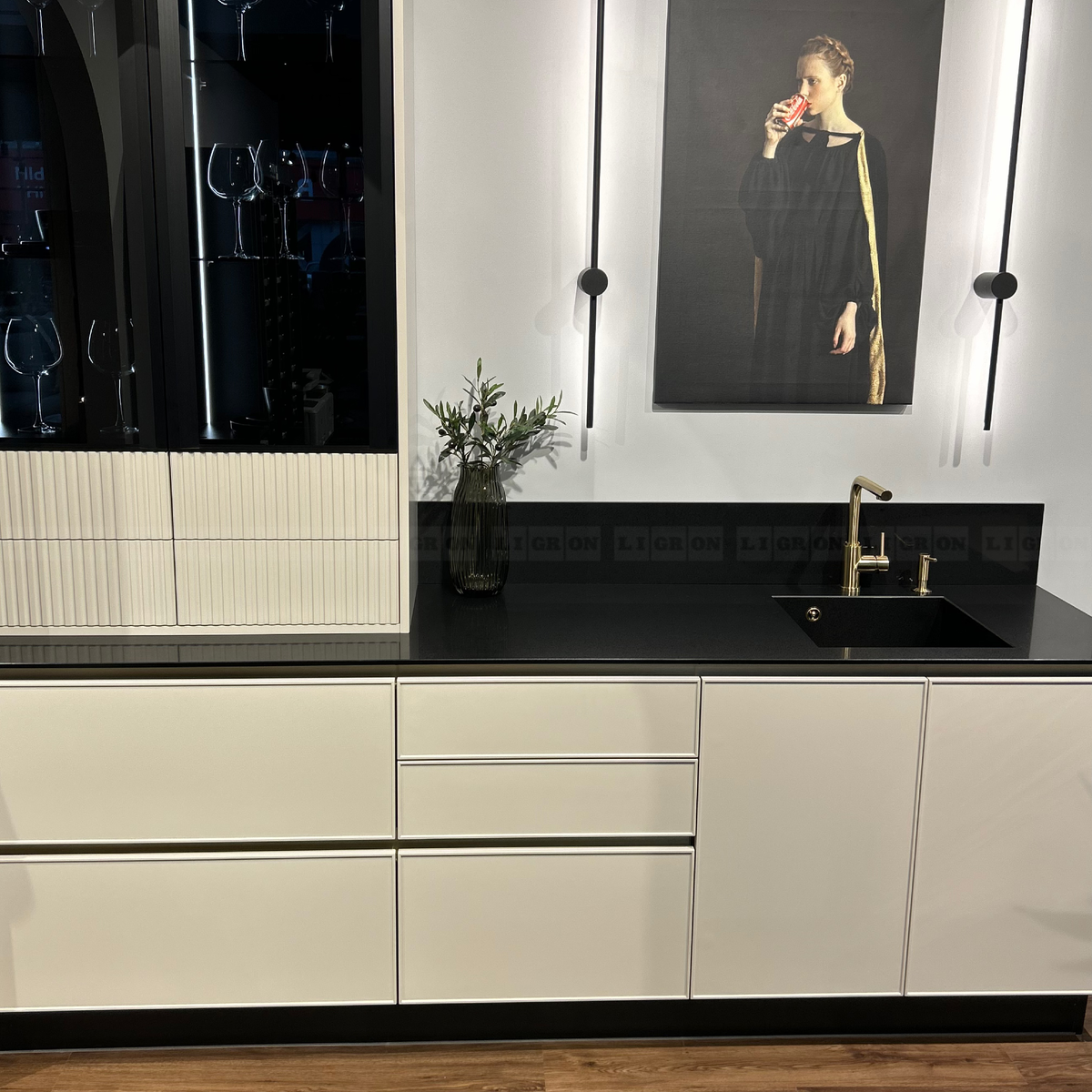 Столешница и стеновая панель из кварца в декоре 2377 Фиори неро