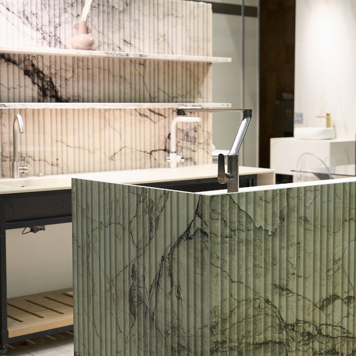 Стеновая панель из стекла в декоре 2544 Виченца и боковые стойки из керамики в декоре 2529 Виченца с цифровым эффектом объемной фрезеровки №4
 