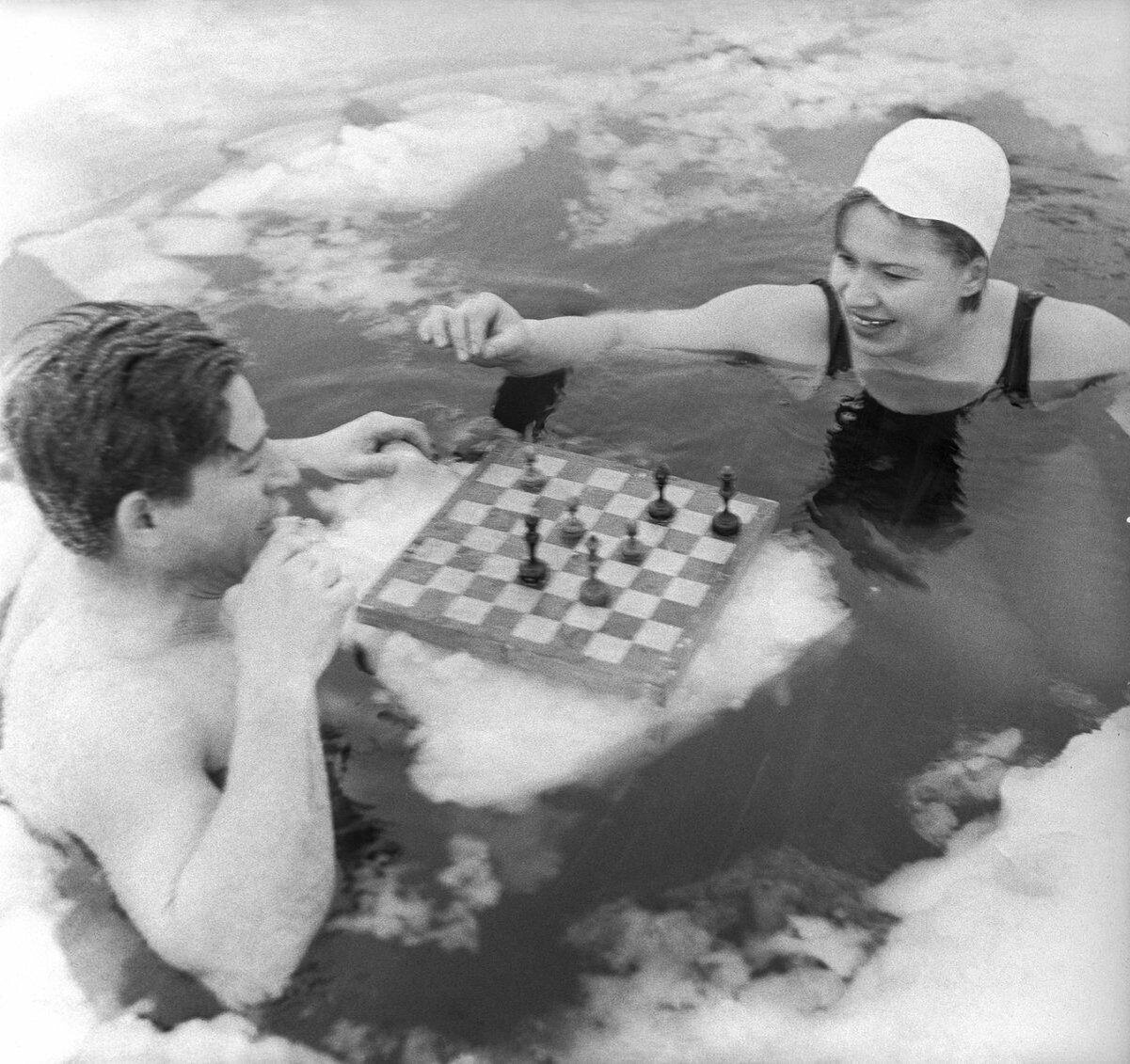 Советские суровые шахматы в проруби