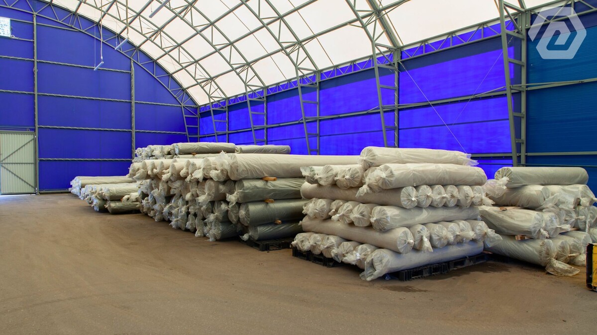 Хранение рулонов геотектиля на складе при производстве.