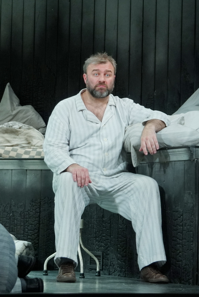 Михаил Пореченков в роли Гуревича. В связи с запретом на фото- и видеосъёмку фото для иллюстрации статьи взяты на официальном сайте театра.