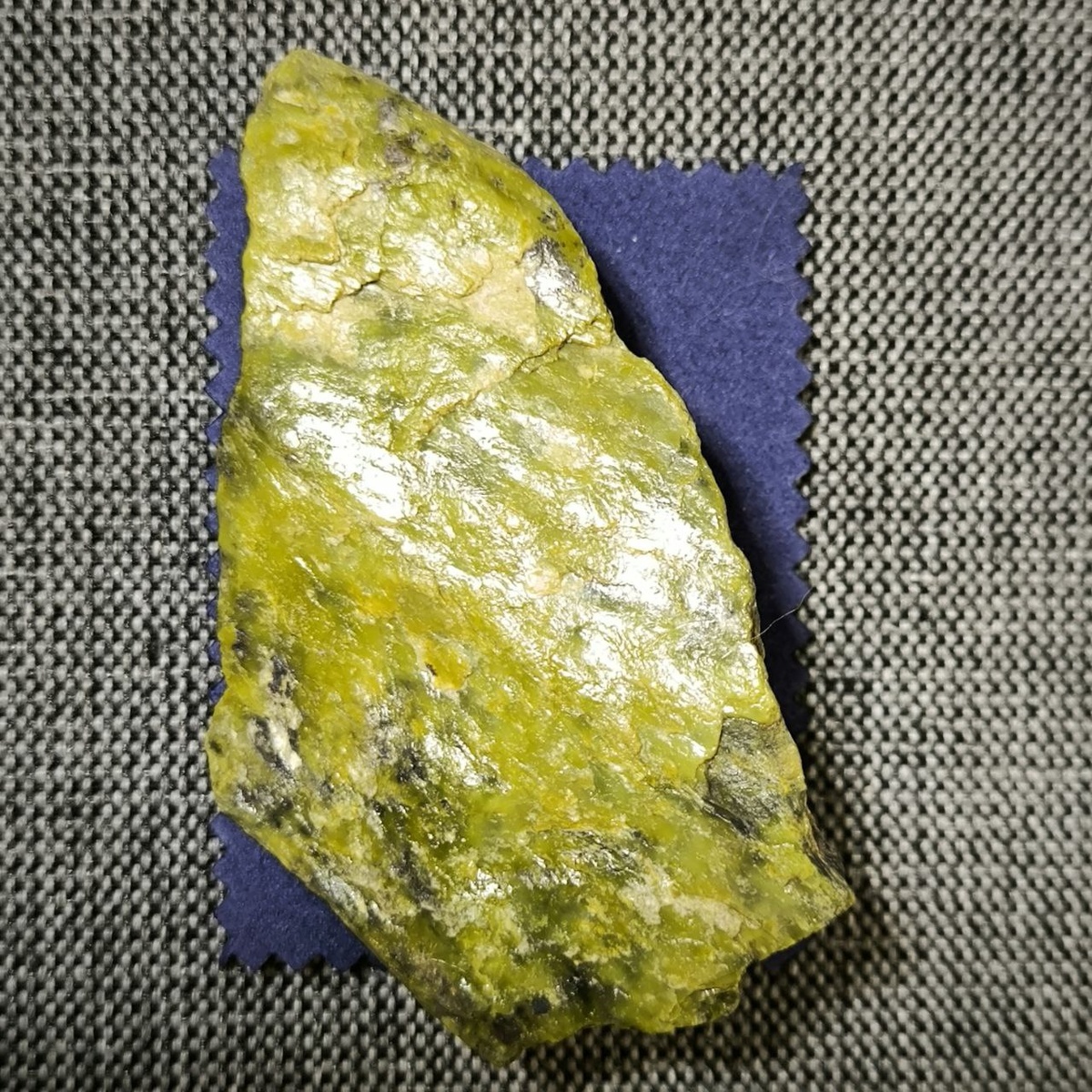 Оборотная сторона камня под искусственным освещением холодного тона (листайте галерею)