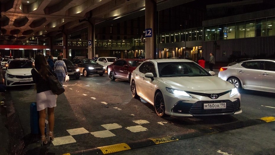    Пассажиры с багажом в аэропорту Пулково Автор фото: Тихонов Михаил