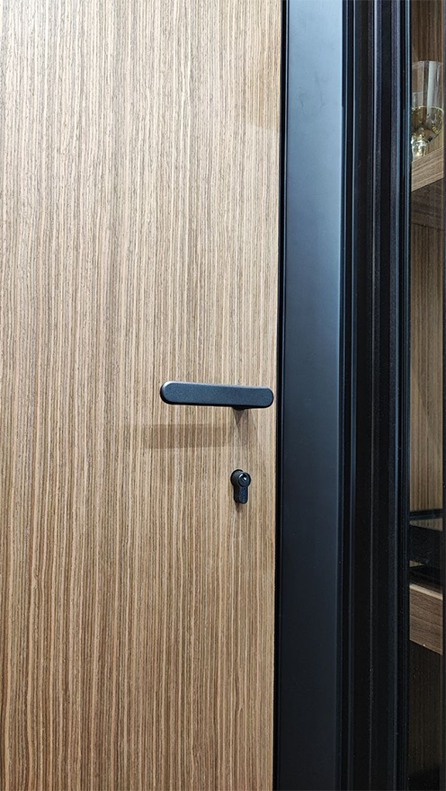 Дверь DORIAN.RU на скрытом коробе с интегрированным 708 наличником. Натуральный шпон. Отделка - Сanaletto